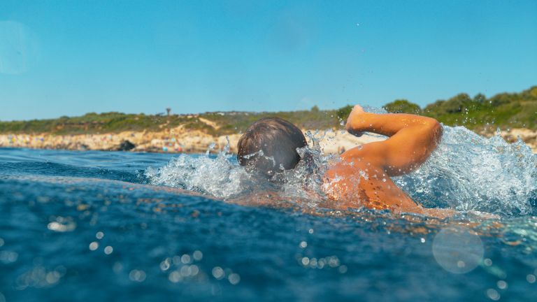 Τι πρέπει να κάνετε σε περίπτωση υποθερμίας ενώ κολυμπάτε | vita.gr