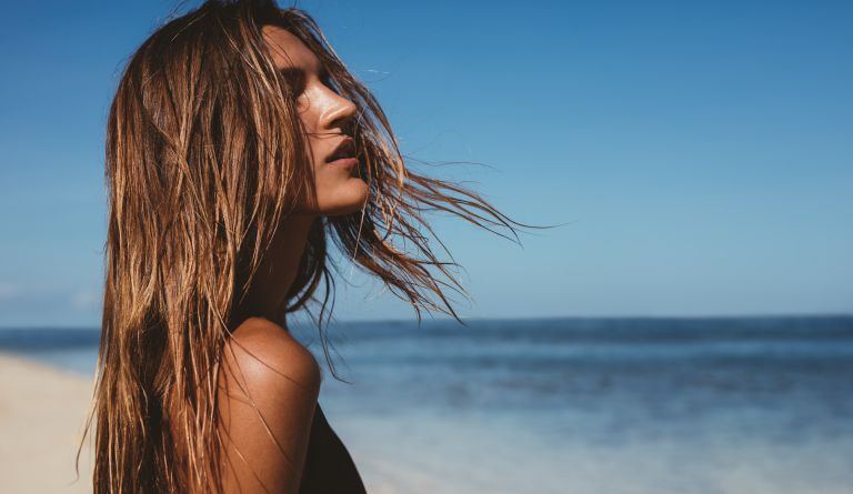 Χρήσιμες συμβουλές για λαμπερά και υγιή μαλλιά αυτό το καλοκαίρι | vita.gr