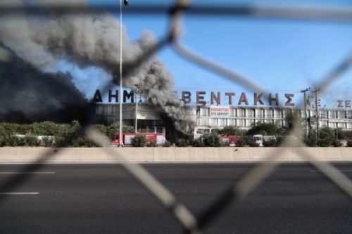 Τοξικός καπνός στην Αττική – Μαίνεται η φωτιά στο εργοστάσιο πλαστικών