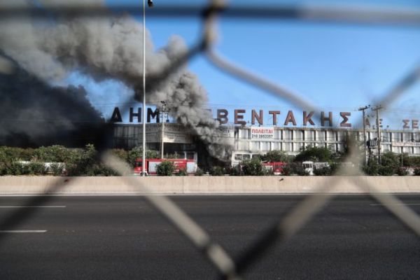 Τοξικός καπνός στην Αττική - Μαίνεται η φωτιά στο εργοστάσιο πλαστικών