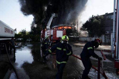 Φωτιά σε εργοστάσιο πλαστικών στην Μεταμόρφωση – Πυκνοί καπνοί κάλυψαν τον ουρανό
