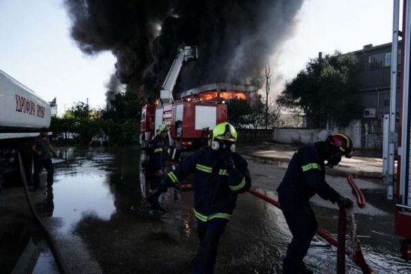 Φωτιά σε εργοστάσιο πλαστικών στην Μεταμόρφωση - Πυκνοί καπνοί κάλυψαν τον ουρανό