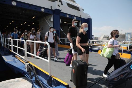Κοροναϊός: Πόσο καιρό πρέπει να μπουν σε καραντίνα όσοι επιστρέφουν από διακοπές