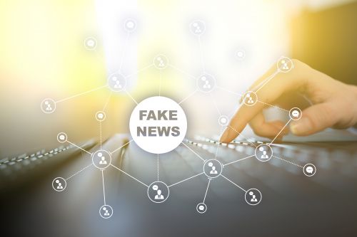 Μελέτη: Σε 25 γλώσσες διακινούνται fake news για τον κοροναϊό – 800 άτομα έχουν πεθάνει εξαιτίας τους