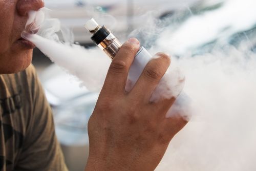 Νέα έρευνα: Η χρήση ηλεκτρονικού τσιγάρου συνδέεται με αυξημένο κίνδυνο κοροναϊού
