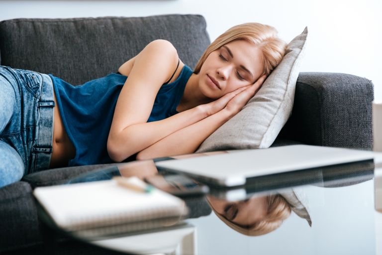 Είναι όντως κακό να κοιμόμαστε στον καναπέ; | vita.gr