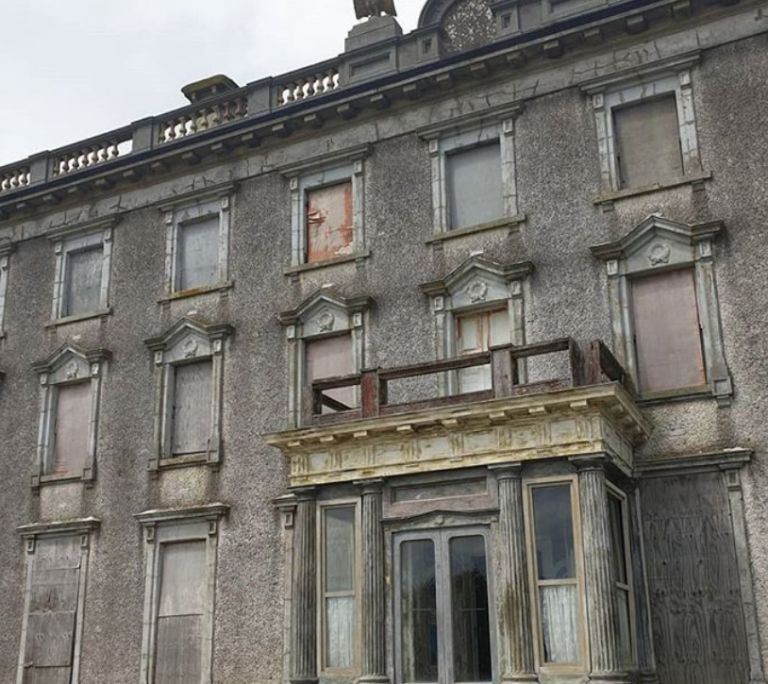Προς πώληση ιστορικό στοιχειωμένο αρχοντικό της Ιρλανδίας | vita.gr