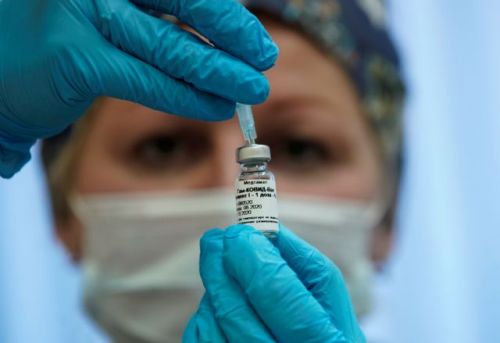 «Φρένο» βάζει το Facebook στην παραπληροφόρηση για τα εμβόλια