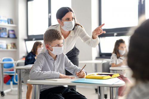 Κοροναϊός: «Φέρνει» μάσκες και στο διάλειμμα για τα σχολεία «επικίνδυνων» περιοχών