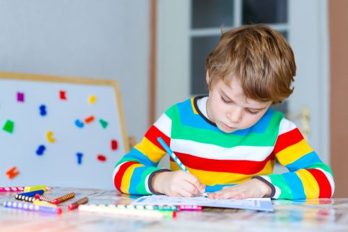 Το γράψιμο με το χέρι (και όχι με το πληκτρολόγιο) κάνει τα παιδιά εξυπνότερα, σύμφωνα με νέα έρευνα