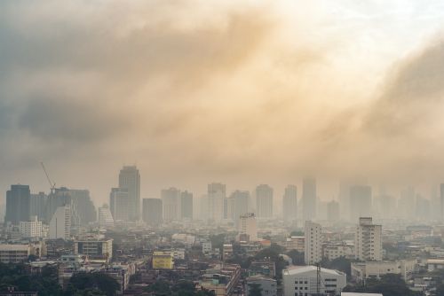 Νέα μελέτη: Η ρύπανση της ατμόσφαιρας συνδέεται με τους αυξημένους θανάτους από κοροναϊό