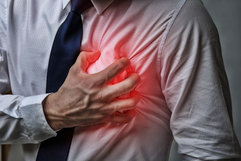 Κοροναϊός : Μπορεί να επιδεινώσει ή και να προκαλέσει καρδιακή ανεπάρκεια | vita.gr