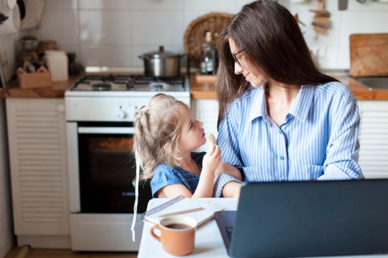 Πώς θα καταφέρετε να δουλέψετε από το σπίτι αν είστε γονείς | vita.gr