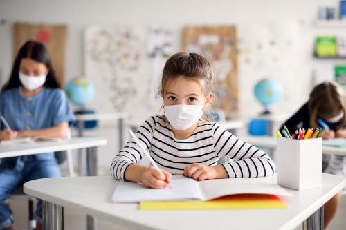 Νέα έρευνα: Τα παιδιά παράγουν πιο εξασθενημένα αντισώματα γιατί «καθαρίζουν» τον κοροναϊό πιο εύκολα