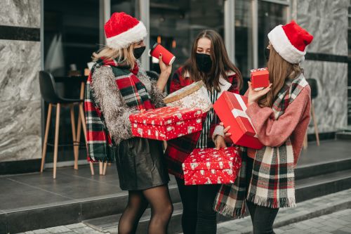 Κοροναϊός: Χριστούγεννα και Πρωτοχρονιά με πολλά «δεν»
