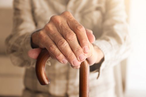 Έρευνα: Τουλάχιστον ένας στους τέσσερις ηλικιωμένους ασθενείς με κοροναϊό εκδηλώνει ντελίριο