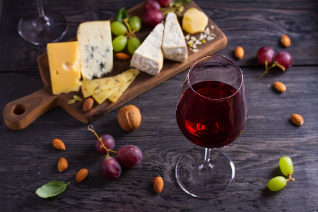 Κρασί και τυρί για να.. διατηρήσετε «νέο» τον εγκέφαλο