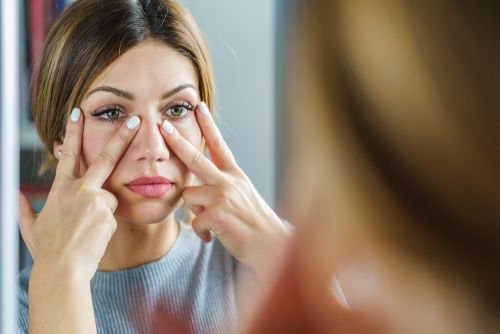 Face yoga: Οι τρεις ασκήσεις που μεταμορφώνουν το βλέμμα μας