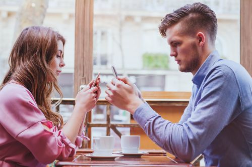 «Swipe culture»: Πώς επηρεάζει το online dating τις σχέσεις