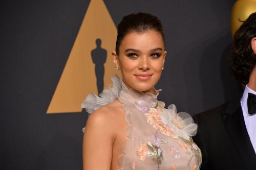 Τα μυστικά της Hailee Steinfeld για λαμπερή επιδερμίδα