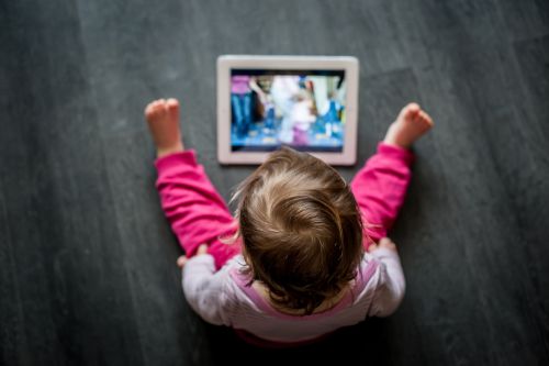 Έρευνα: Οι οθόνες αφής μπορεί να μειώνουν την ικανότητα προσοχής στα παιδιά