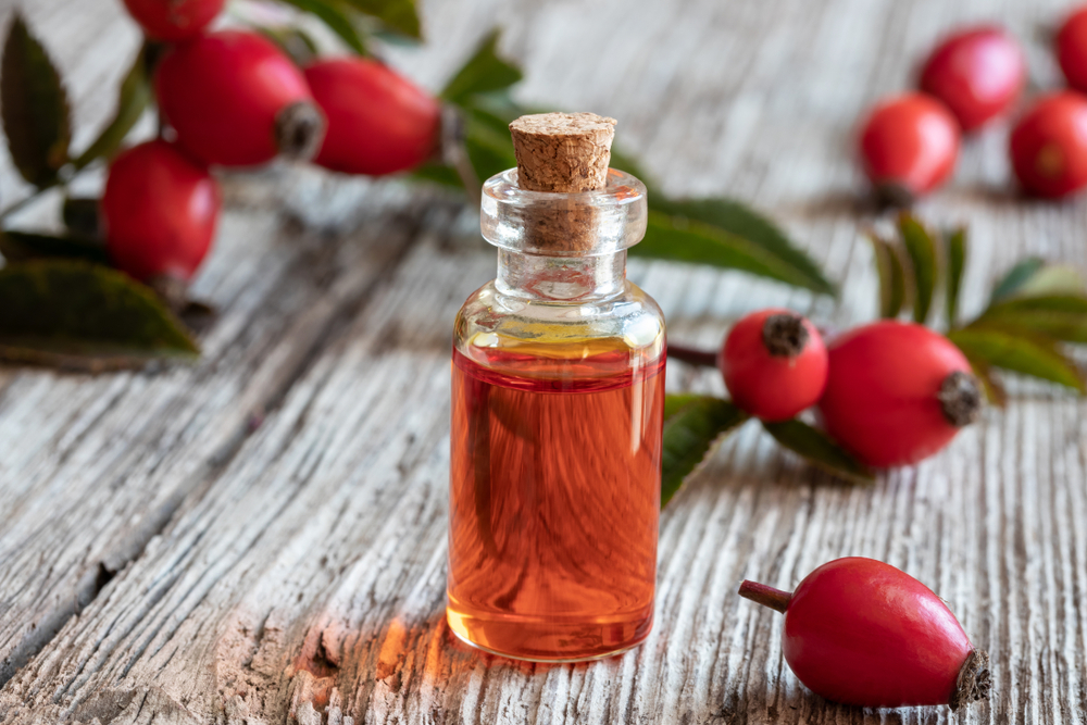 Rosehip oil: Γιατί είναι ένα από τα καλύτερα αντιγηραντικά έλαια;