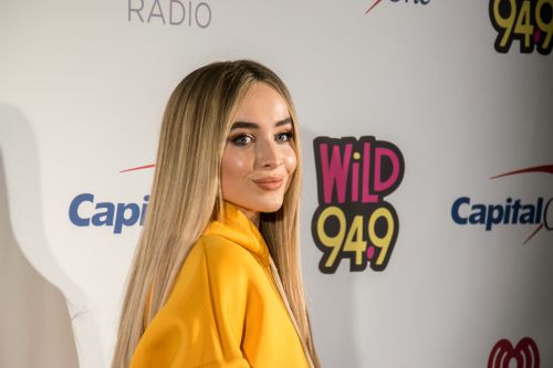 Τέλειο eyeliner από την Sabrina Carpenter