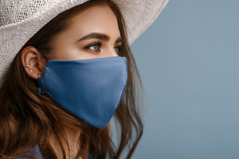 Έρευνα: Η υγρασία στο εσωτερικό της μάσκας προστατεύει από τον κοροναϊό | vita.gr