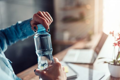 Νερό: Πότε πρέπει να πιείτε περισσότερο;