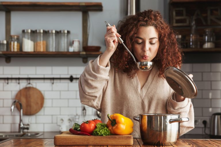 Μαγειρική : Πώς μπορεί να βελτιώσει την ψυχολογία μας; | vita.gr