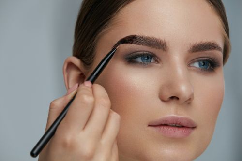 Beauty Hack: Τα βήματα για καλοσχηματισμένα φρύδια