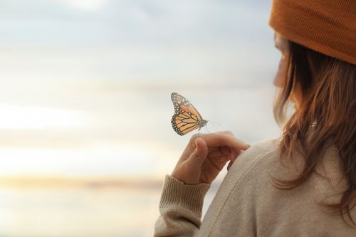 Ευτυχία: Γιατί φεύγει όσο την κυνηγάμε;