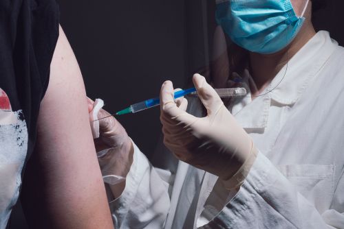 Εμβολιασμοί : Ξεπέρασαν τους 725.000 – Αυξάνονται τα ραντεβού