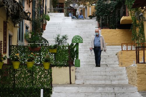 ΕΚΠΑ: Αυτοί είναι οι λόγοι που δεν μειώνονται τα κρούσματα