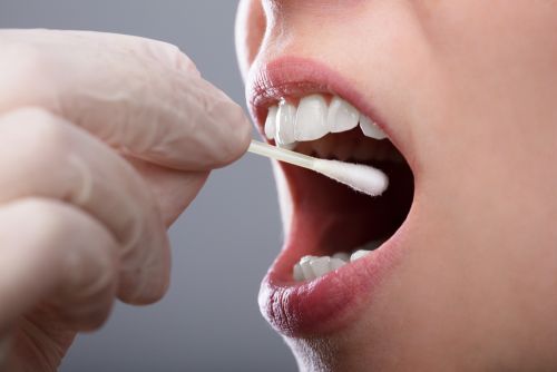 Νέα μελέτη: Ο κοροναϊός μολύνει και κύτταρα του στόματος