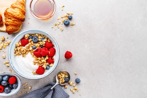 Breakfast bowl με γιαούρτι, φρούτα και βρώμη