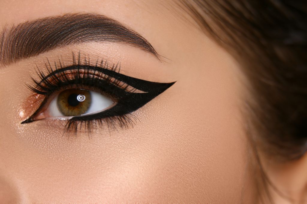 Eyeliner: Διπλές γραμμές η νέα hot τάση - Πώς θα τις κάνετε