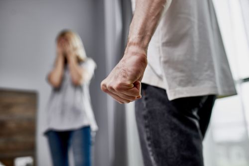 Ενδοοικογενειακή βία: Ο εγκλεισμός «εκτίναξε» κατά 60% τα περιστατικά