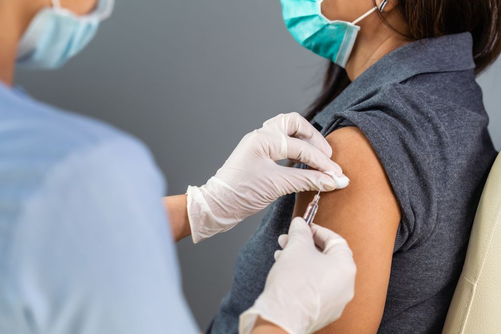 Covid-19: «Συναγερμός» από τον θάνατο 60χρόνης μετά τον εμβολιασμό
