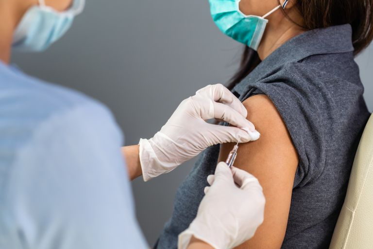 Covid-19: «Συναγερμός» από τον θάνατο 60χρόνης μετά τον εμβολιασμό | vita.gr