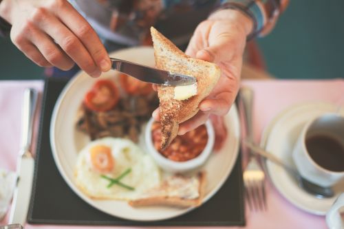 Πρωινό: Τι ώρα πρέπει να τρώτε για χαμηλά επίπεδα σακχάρου στο αίμα