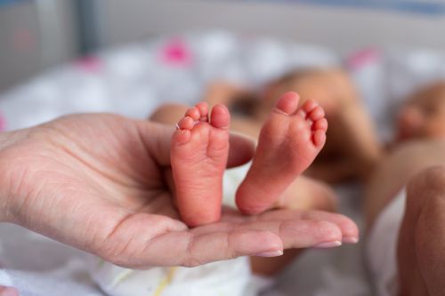 Κοροναϊός: Εξαιρετικά χαμηλή η θνητότητα στα νεογέννητα
