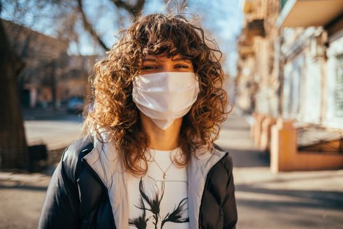 Κοροναϊός : Είναι απαραίτητη η χρήση μάσκας σε εξωτερικούς χώρους;