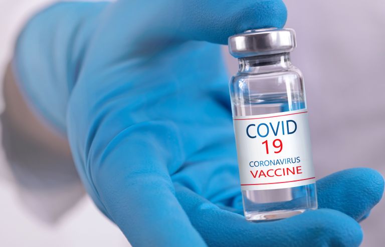 Covid-19: Τι να κάνετε αν νοσήσετε ανάμεσα στις δύο δόσεις εμβολίου | vita.gr