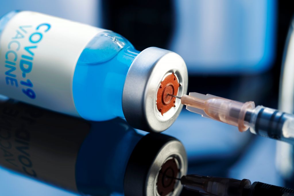 Κοροναϊός: Τον Ιούνιο οι εμβολιασμοί σε υγιείς σαραντάρηδες