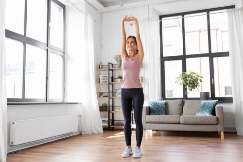 Προθέρμανση: Οι ασκήσεις που χρειάζεστε πριν τη γυμναστική στο σπίτι