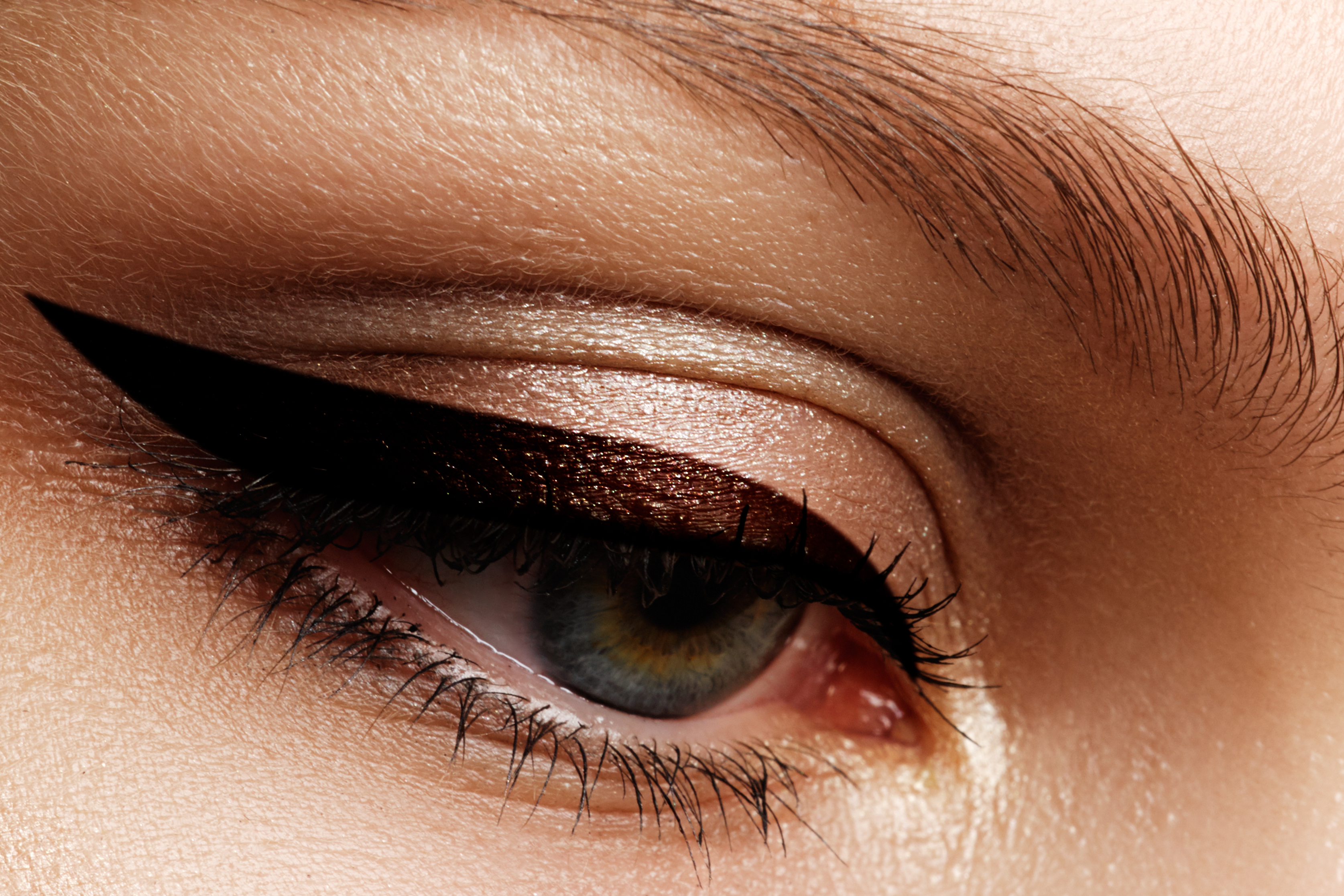 Το brown eyeliner είναι η νέα τάση