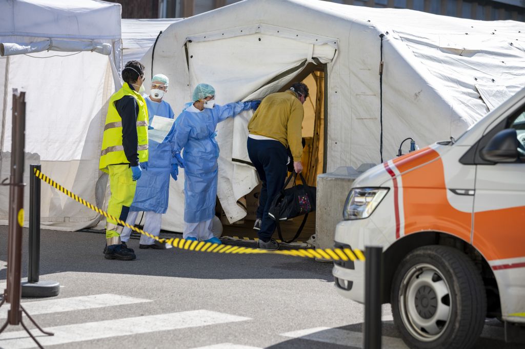 Κοροναϊός: Περισσότερες οι εισαγωγές από τα εξιτήρια - Ο κίνδυνος υπάρχει