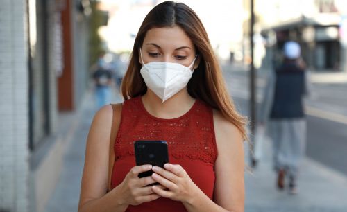 Δεν έχουμε τελειώσει ακόμα με την πανδημία – Θα πρέπει να φοράμε τις μάσκες για μήνες