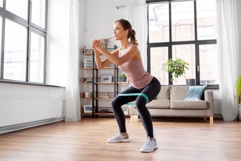 Ασκήσεις με λάστιχο γυμναστικής: Για μυϊκή ενδυνάμωση και αδυνάτισμα | vita.gr